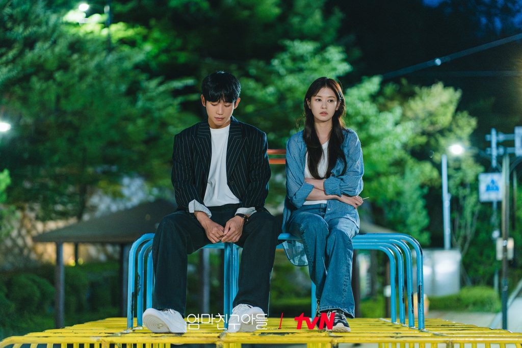 Jung Hae In dan Jung So Min Saling Menghindari Tatapan di “Love Next Door”