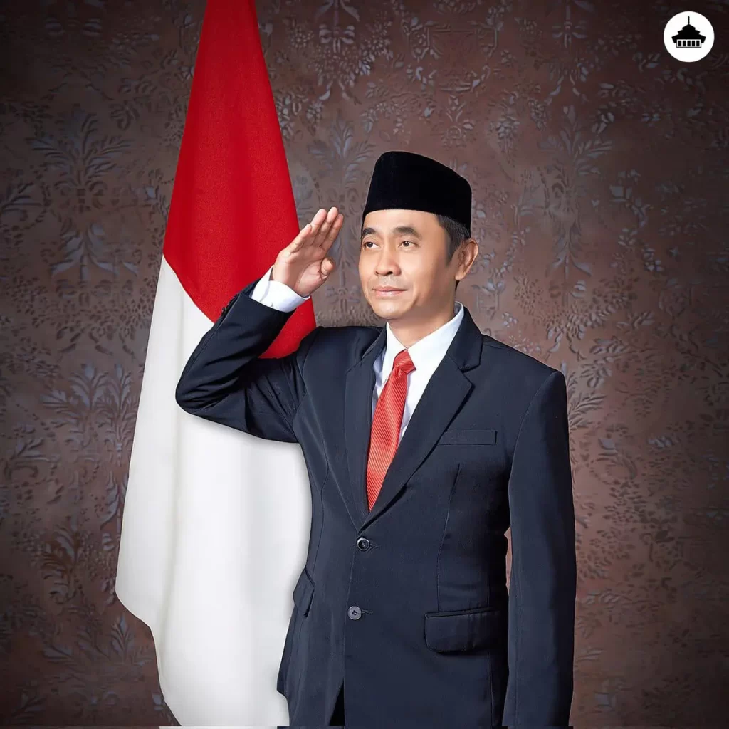 Ilustrasi lord rangga hormat membelakangi bendera Indonesia seperti Presiden Indonesia